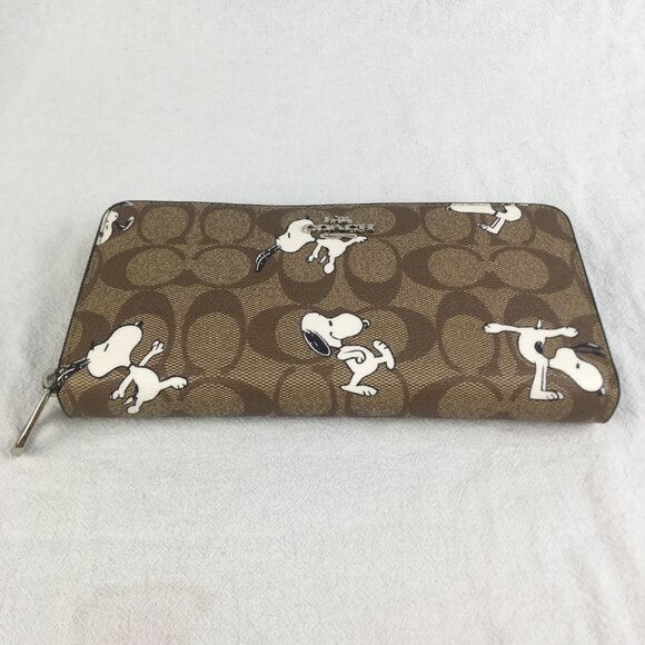 Coach x Peanuts Snoopy Wristlet Wallet - Picture 2 of 9